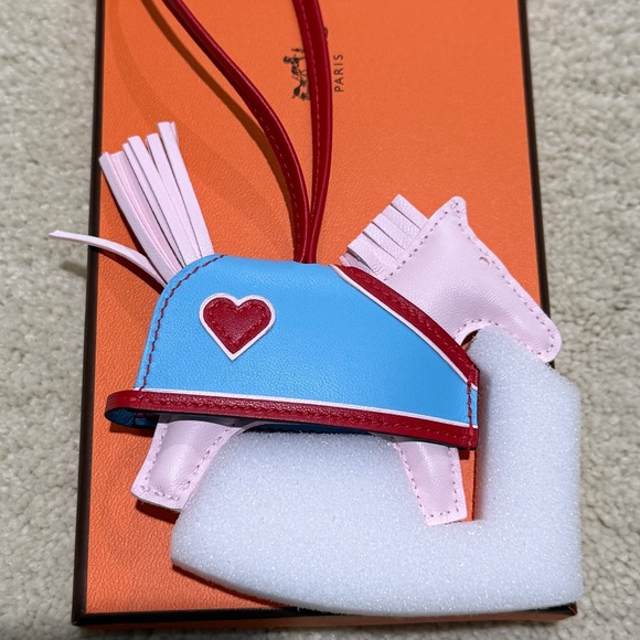 2025 New Rare Hermès Rodeo Robeo Coeur Charm PM Pink Red Blue - Picture 4 of 8